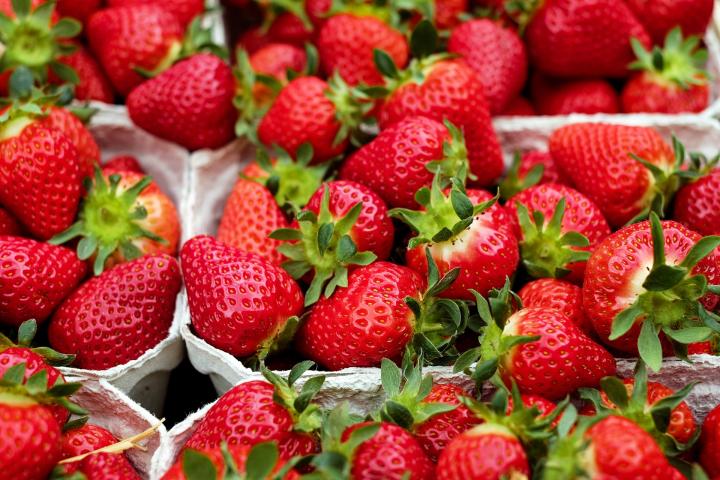 how to clean strawberries naturally